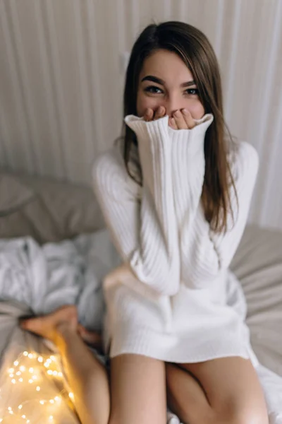 Vackra sorgliga brunett kvinna i sängen hemma — Stockfoto