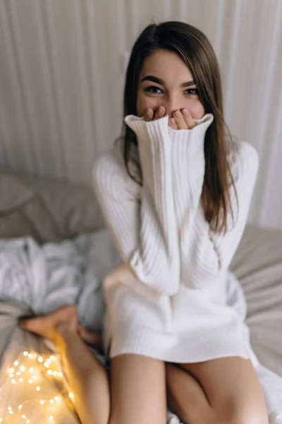 Mulher morena triste bonita na cama em casa — Fotografia de Stock