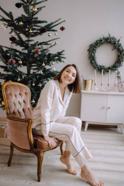 Noel ağacı ve şömine ile genç kız