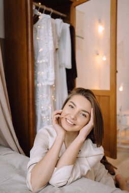 Stüdyoda poz veren güzel bir esmer model. Hassas tarz femi