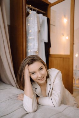 Stüdyoda poz veren güzel bir esmer model. Hassas tarz femi