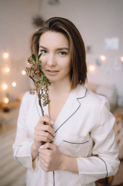 Elinde bir buket çiçekle bekleyen bir kız.