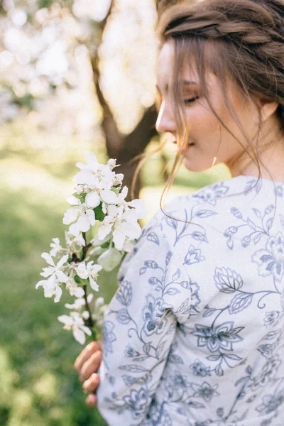 Okouzlující brunetka dívka v zahradě v blízkosti kvetoucího stromu — Stock fotografie