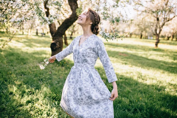 Portrait of young beautiful girl in white lace dress in apple ga — Stock Photo, Image