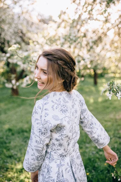 Portrait of young beautiful girl in white lace dress in apple ga — ストック写真