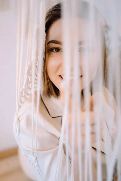 Mujer joven que se enfría en casa en silla colgante cómoda cerca de f — Foto de Stock