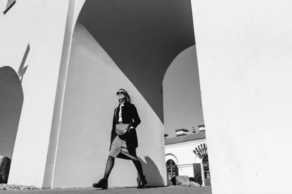 Jovem mulher bonita andando na rua — Fotografia de Stock