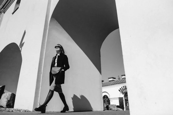 Young beautiful woman walking in street — Stock Photo, Image