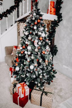 Noel kutlaması için dekore edilmiş oda.