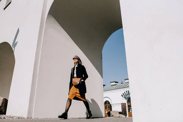 Young beautiful woman walking in street — Stock Photo, Image