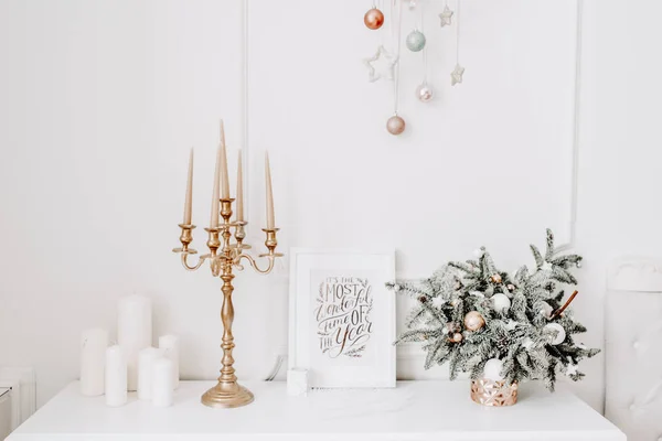 Vrolijk kerstfeest en nieuwjaar bakstenen muur achtergrond. wit decor — Stockfoto