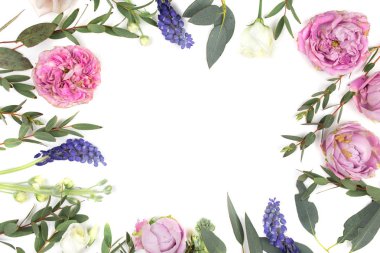 Beyaz ve pembe güllü bir çiçek çerçevesi, yeşiller, mavi şamandıra
