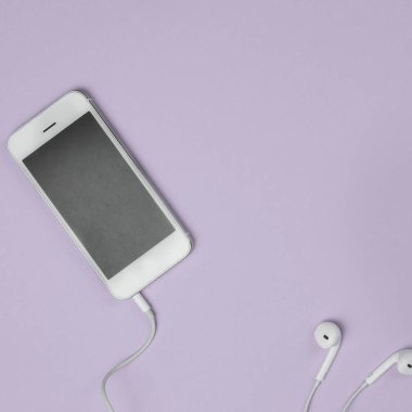 Arka planda kulaklık olan akıllı telefonlara yakın plan. (Top 