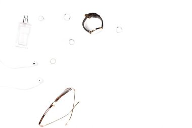 Düz uzanma, üst görünüm ofis masası çiçekli, gözlüklü, saatli