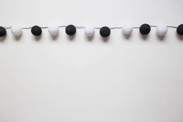 Luzes decorativas bola de algodão no fundo branco. Muitas bolas — Fotografia de Stock