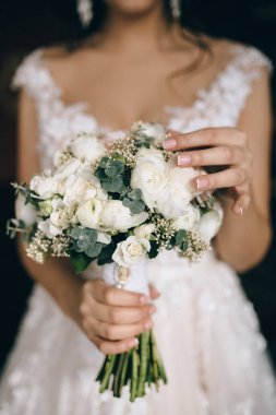 Gelin düğün buketi tutuyor.