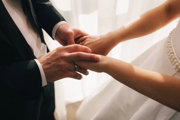 Руки нареченого і нареченого — стокове фото