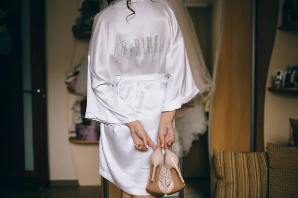 The bride is holding shoes — Stock Photo, Image