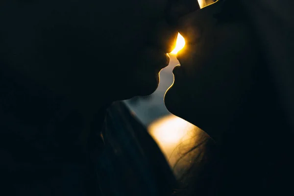 Kuss aus nächster Nähe bei Sonnenuntergang — Stockfoto
