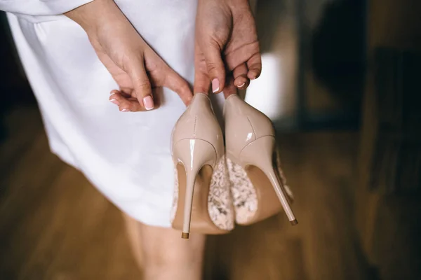 La sposa tiene le scarpe. — Foto Stock