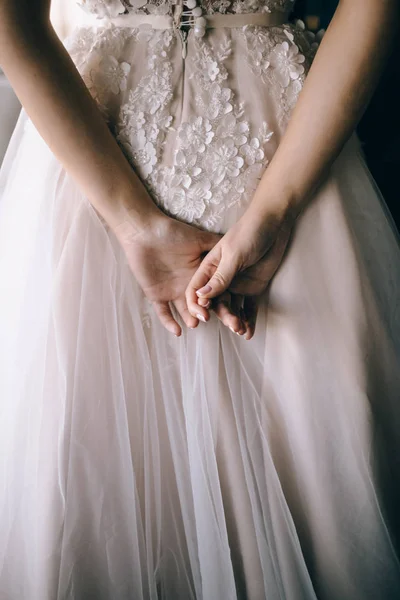 The bride's hands her back — Stock Photo, Image