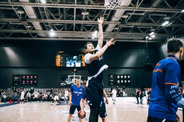 Minsk, Belarus - 17 Mart 2018: Tsmoki-Minsk (Belarus) ve Lokomotiv-Kuban (Rusya) arasında 17 Mart 2018 tarihinde Minsk, Belarus 'ta oynanan basketbol maçı