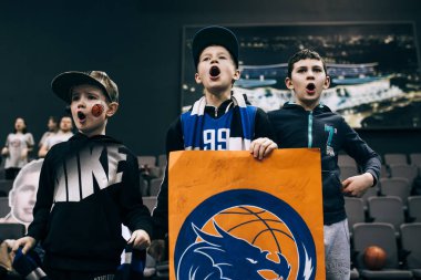 Minsk, Belarus - 17 Mart 2018: Tsmoki-Minsk (Belarus) ve Lokomotiv-Kuban (Rusya) arasında 17 Mart 2018 tarihinde Minsk, Belarus 'ta oynanan basketbol maçı