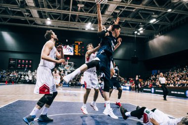 Minsk, Belarus - 17 Mart 2018: Tsmoki-Minsk (Belarus) ve Lokomotiv-Kuban (Rusya) arasında 17 Mart 2018 tarihinde Minsk, Belarus 'ta oynanan basketbol maçı