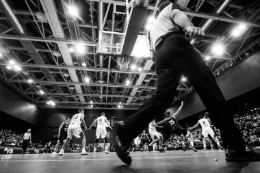 Minsk, Belarus - 17 Mart 2018: Tsmoki-Minsk (Belarus) ve Lokomotiv-Kuban (Rusya) arasında 17 Mart 2018 tarihinde Minsk, Belarus 'ta oynanan basketbol maçı