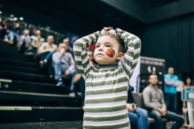 Minsk, Belarus - 17 Mart 2018: Tsmoki-Minsk (Belarus) ve Lokomotiv-Kuban (Rusya) arasında 17 Mart 2018 tarihinde Minsk, Belarus 'ta oynanan basketbol maçı