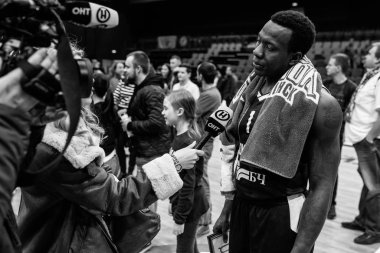 Minsk, Belarus - 17 Mart 2018: Tsmoki-Minsk (Belarus) ve Lokomotiv-Kuban (Rusya) arasında 17 Mart 2018 tarihinde Minsk, Belarus 'ta oynanan basketbol maçı