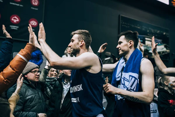 MINSK, BELARUS - 17 marzo 2018: partita di basket tra TSMOKI-MINSK (Bielorussia) e Lokomotiv-Kuban (Russia) il 17 marzo 2018 a MINSK, BELARUS — Foto Stock
