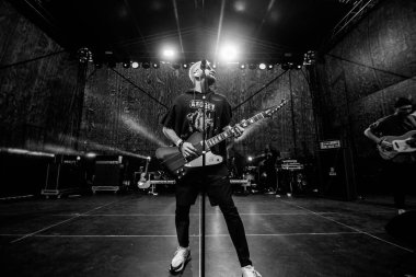 Minsk - 29 Nisan 2018: Popüler rock grubu Nuteki sahnede. 29 Nisan 2018 'de Minsk, Belarus