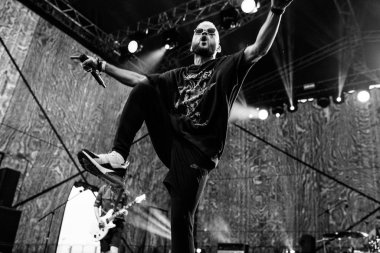 Minsk - 29 Nisan 2018: Popüler rock grubu Nuteki sahnede. 29 Nisan 2018 'de Minsk, Belarus