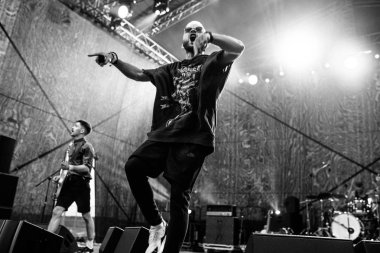 Minsk - 29 Nisan 2018: Popüler rock grubu Nuteki sahnede. 29 Nisan 2018 'de Minsk, Belarus