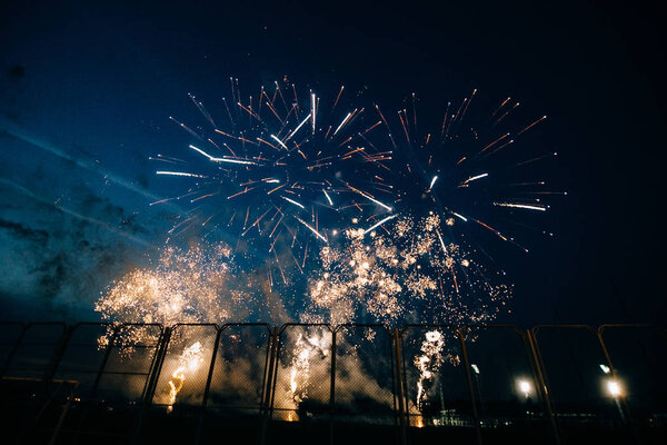 Праздничный салют в ночном небе. Взрывы фейерверков
.