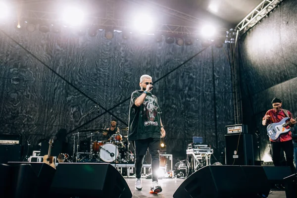 MINSK - 29 de abril de 2018: El popular grupo de rock Nuteki en el escenario. El 29 de abril de 2018 en Minsk, Belarús —  Fotos de Stock