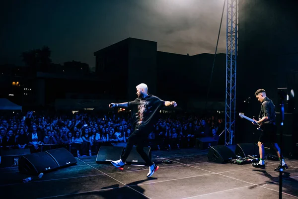 MINSK - 29 de abril de 2018: El popular grupo de rock Nuteki en el escenario. El 29 de abril de 2018 en Minsk, Belarús —  Fotos de Stock