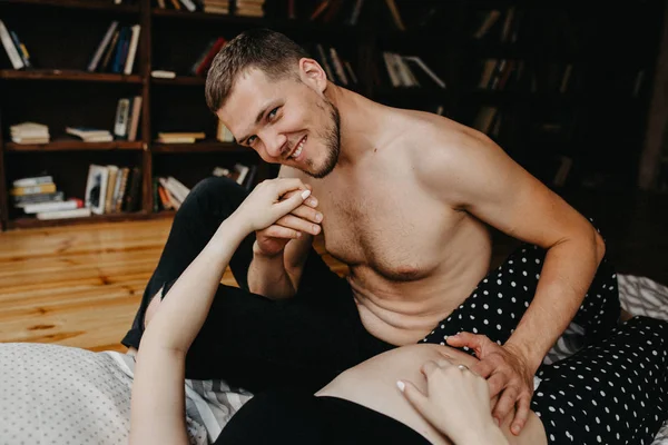 Beautiful pregnant woman and her handsome husband are hugging an — 스톡 사진