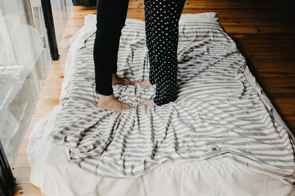 Nohy muže a ženy na posteli — Stock fotografie