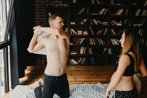 Jovem casal bonito se divertindo na cama de manhã, sorrindo feliz , — Fotografia de Stock