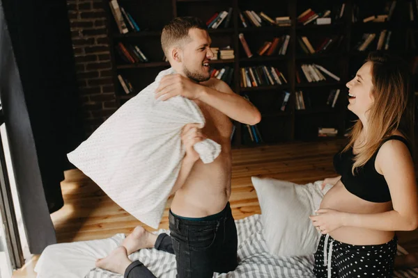 Jovem casal bonito se divertindo na cama de manhã, sorrindo feliz , — Fotografia de Stock