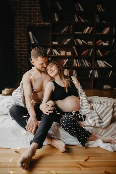 Homem feliz tocando barriga de mulher grávida sorridente — Fotografia de Stock
