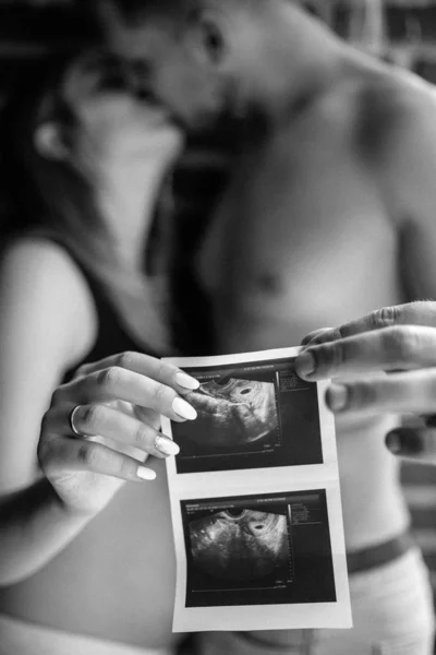 Imagem recortada da bela mulher grávida e sua bela husba — Fotografia de Stock