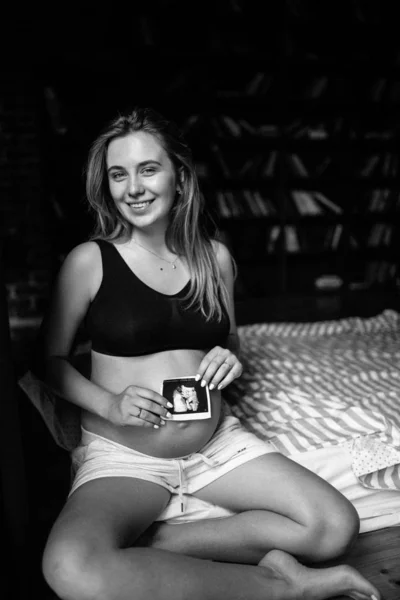 Schwangerschaft, Ruhe, Menschen und Erwartungskonzept - glücklich schwanger — Stockfoto