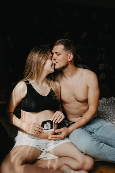 Mutlu adam gülümseyen hamile kadının karnına dokunuyor. — Stok fotoğraf