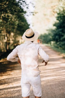 adam yolda yürüyor