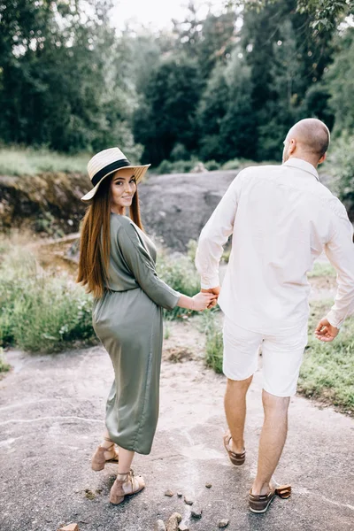 Άντρας με κορίτσι ευτυχισμένο ζευγάρι μαζί σε ένα δασικό πάρκο — Φωτογραφία Αρχείου