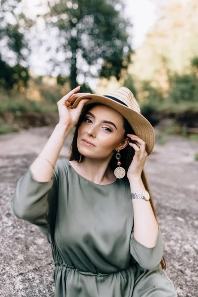 Mujer morena guapa en sombrero y en sombrero que tiene magia desde — Foto de Stock