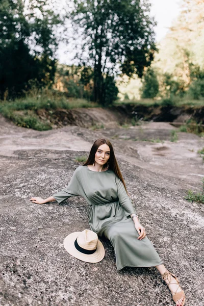 Portret van een mooi meisje buiten — Stockfoto